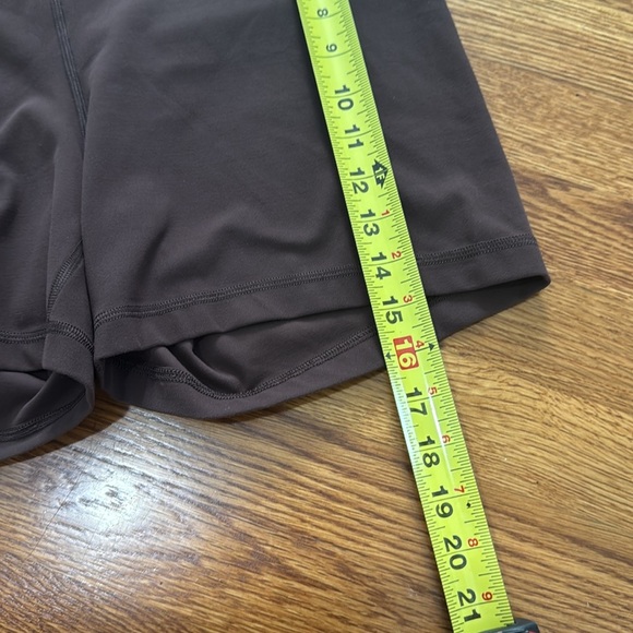 Aritzia TnaBUTTER Cheeky Hi-Rise 5" Short Brown Size XL - Picture 6 of 7